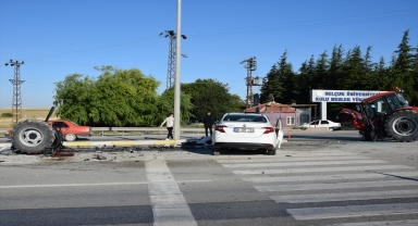 Konya’da otomobil ile traktörün çarpışması sonucu 3 kişi yaralandı