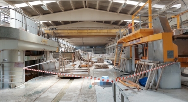 Konya'da üzerine mermer plakalar devrilen işçi öldü