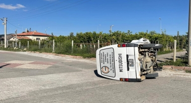 Kulu'da minibüsün devrilmesi sonucu 3 kişi yaralandı