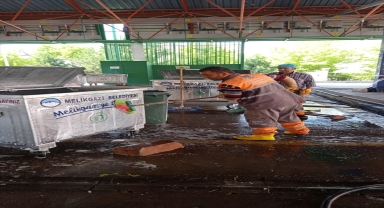 Melikgazi'de kurban kesimi sonrası çevre temizliği yapıldı