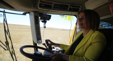 Nevşehir Valisi İnci Sezer Becel, hasat etkinliğinde biçerdöver kullandı