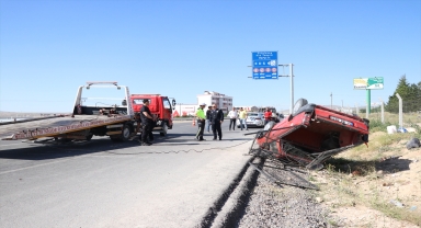 Niğde'de devrilen kamyonetteki 8 kişi yaralandı