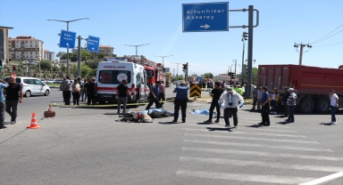 Niğde'de kamyonla çarpışan motosikletteki karı koca öldü