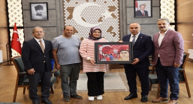 Niğde Valisi Koç, resim yarışmasında birinci olan öğrenciyi kabul etti