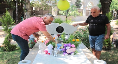 Sahipsiz köpeklerden kaçarken hayatını kaybeden çocuk, mezarı başında anıldı