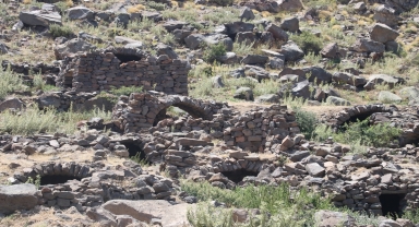 Sel nedeniyle boşaltılan köyünün yaylalarında 30 yıldır koyun otlatıyor