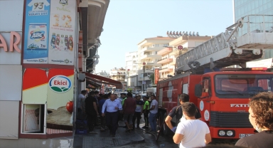 Serik'te bir marketin klimasından çıkan yangın söndürüldü