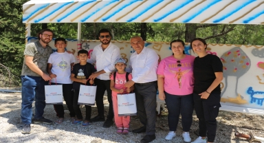 Serik'te eski durak hem yenilendi, hem çocuklar tarafından renklendirildi