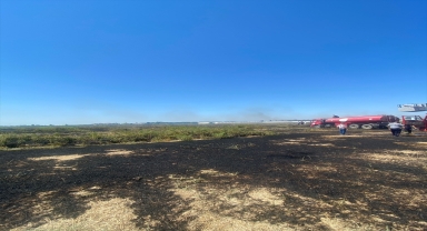 Serik'te otluk ve çalılık alanda çıkan yangın söndürüldü