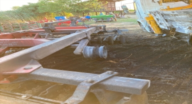 Serik'te sazlık alanda çıkan yangında vinç ve tarım aletleri zarar gördü