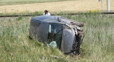 Sivas'ta devrilen hafif ticari araçtaki 5 kişi yaralandı 