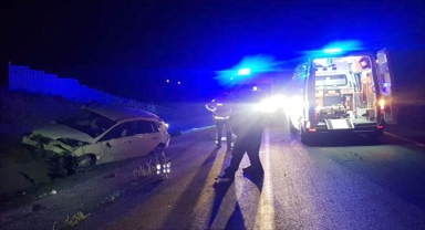 Sivas'ta devrilen otomobildeki 5 kişi yaralandı 