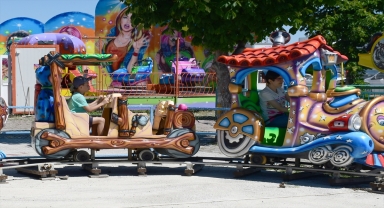 Sivas'ta engelli çocuklar lunaparkta eğlendi