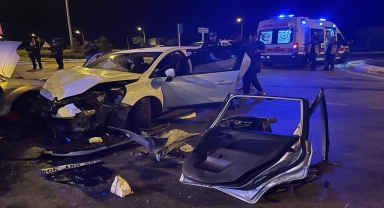 Sivas'ta iki otomobilin çarpışması sonucu 1 kişi öldü, 6 kişi yaralandı