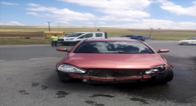 Sivas'ta iki otomobilin çarpıştığı trafik kazasında 5 kişi yaralandı