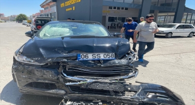 Sivas'ta kavşakta çarpışan 2 otomobilin sürücüleri yaralandı