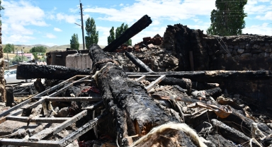 Sivas'ta köyde çıkan yangında evi, ahırları ve garajı yanan kişi yaşadıklarını anlattı