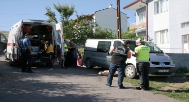 Sivas'ta oğlunun kullandığı minibüsün altında kalan kadın öldü