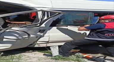 Sivas'ta otomobil ile minibüsün çarpışması sonucu 2 kişi yaralandı