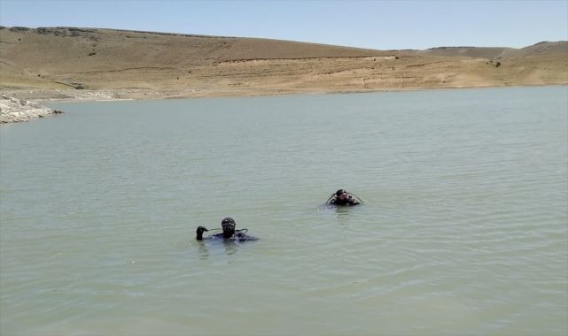 Sivas'ta suya düşen oltasını almak için baraja giren öğretmen boğuldu