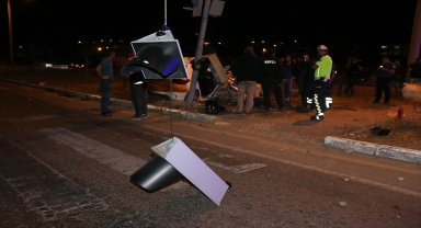 Sivas'ta tırla çarpışan araçtaki 2 kişi ağır yaralandı