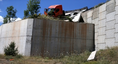 Sivas'ta uçurumun kenarında asılı kalan tırın sürücüsü yaralandı
