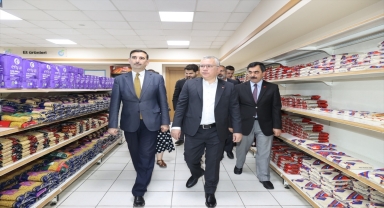 Sivas Valisi Şimşek, Gıda Bankası'na kurban bağışında bulundu