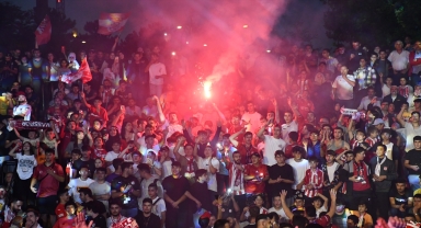 Sivassporlu taraftarlar, Turkcell Süper Kupa maçını kent meydanında izliyor