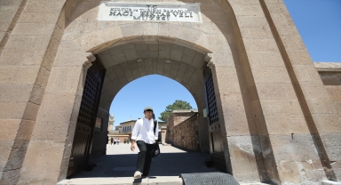 Türk halk müziği aşığı Japon, hem bağlama çalıyor hem türkü söylüyor