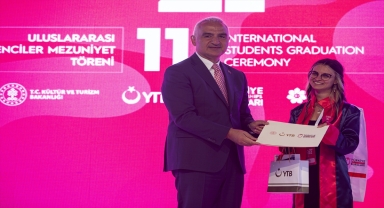 Türkiye Bursları alan uluslararası öğrencilerin 2022 mezuniyet töreni düzenlendi