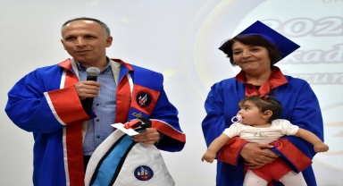 Üniversiteyi birincilikle bitiren babaanne, mezuniyet belgesini 9 aylık torunuyla aldı