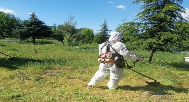 Uruş Mahallesinde mezarlıktaki otlar temizlendi