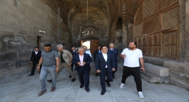 Vali Çiçek ile Başkan Büyükkılıç, Karatay Hanı'nı gezdi 