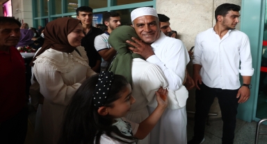 Yurda dönen hacılar, Esenboğa Havalimanı'nda yakınlarınca karşılandı