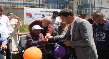 Zara'da engellilere akülü tekerlekli sandalye dağıtıldı