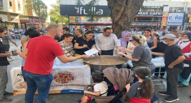 AK Parti Muratpaşa İlçe Başkanlığı'ndan 10 bin kişiye aşure ikramı