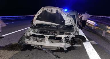 Aksaray'da hafif ticari araç bariyerlere çarptı, 1 kişi öldü, 1 kişi yaralandı