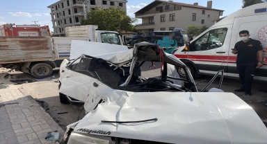 Aksaray'da otomobilin kamyona çarpması sonucu 2 kişi öldü
