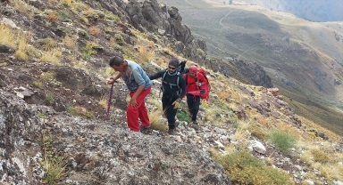 Aladağlar'da yoğun sis nedeniyle yolunu kaybeden dağcı kurtarıldı