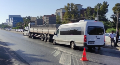 Alanya'da tur minibüsünün park halindeki tıra çarptığı kazada 5 kişi yaralandı