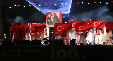 Ankara'da CSO binasına 30 Ağustos görselleri yansıtıldı