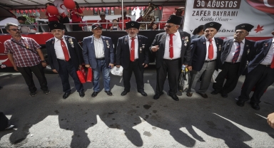 Ankara'da gaziler ve çocuklar Büyük Zafer'i birlikte kutladı