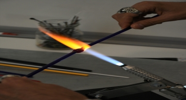 Anne oğul, usta çırak ilişkisiyle cama şekil veriyor