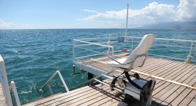 Antalya'da engelli bireyler, engelsiz plajda deniz keyfi yapıyor