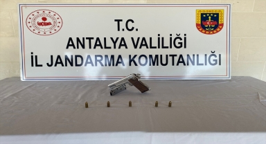 Antalya’da ruhsatsız tabanca ele geçirildi