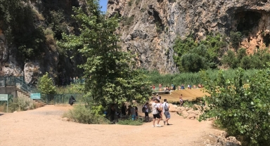 Antalya'da sıcaktan bunalanlar Kapuz Kanyonu'nda serinliyor