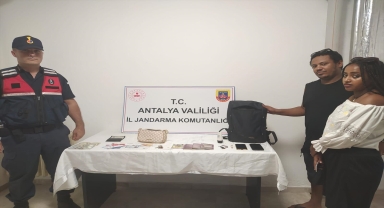 Antalya'da turistlerin çalınan çantasını jandarma ekipleri buldu