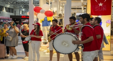 Antalya Havalimanı'nda yolcular 30 Ağustos Zafer Bayramı coşkusu yaşadı