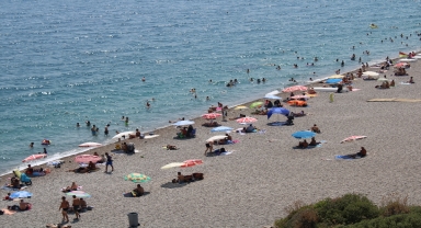 Antalya sıcak hava nedeniyle sahillerde yoğunluk yaşanıyor
