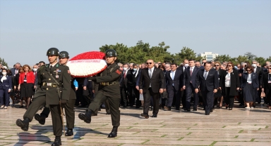 Bakan Çavuşoğlu, 13. Büyükelçiler Konferansı'na katılan büyükelçilerle Anıtkabir'i ziyaret etti